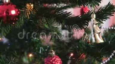 <strong>圣诞树</strong>树枝上的红色闪亮的球和<strong>金色</strong>玩具.. <strong>圣诞树</strong>上有灯光的圣诞花环。